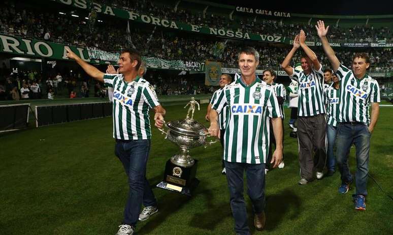 Ex-jogadores do Coritiba, usando a &#034;nova jogadeira&#034;, foram homenageados em 2014, no Couto Pereira