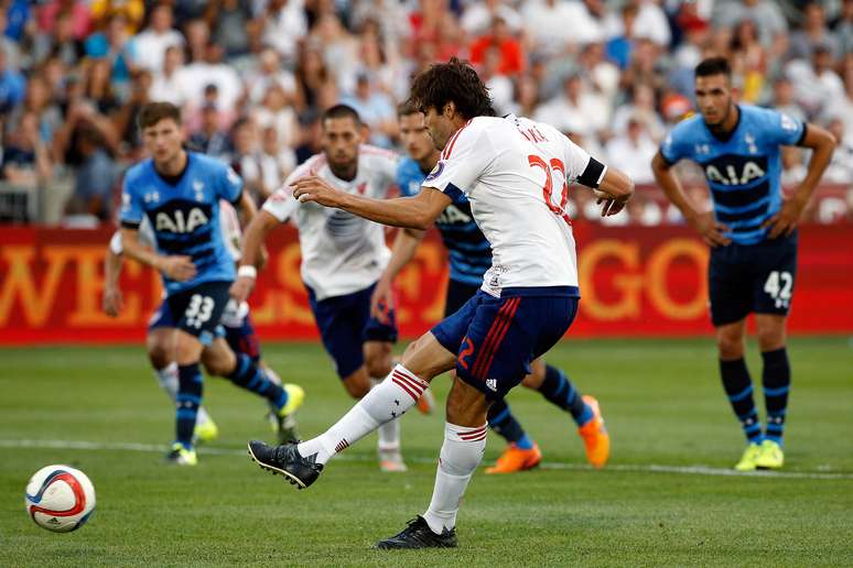 Kaká abriu o placar de pênalti no duelo com o Tottenham