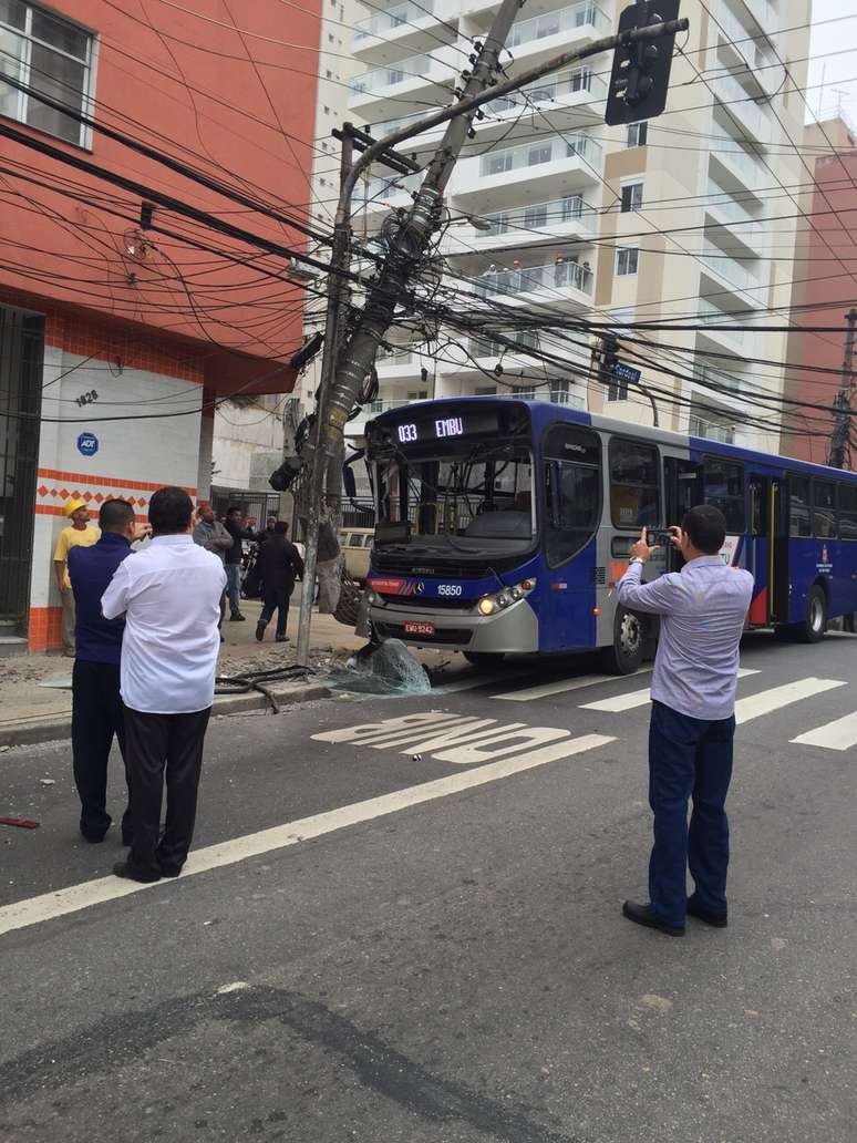 Base do poste foi danificada pelo ônibus