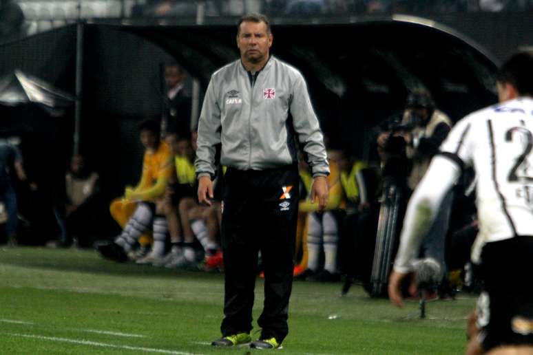 Celso Roth não foi capaz de tirar o Vasco do buraco desde sua chegada