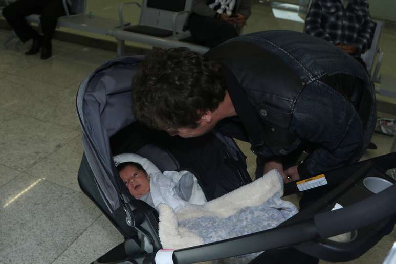 Cantor sertanejo Hudson conheceu o filho Davi no Aeroporto Internacional de São Paulo, nesta quinta-feira (30) 