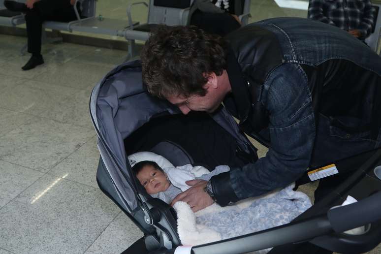 Cantor sertanejo Hudson faz carinho no filho Davi, no Aeroporto Internacional de São Paulo, nesta quinta-feira (30) 