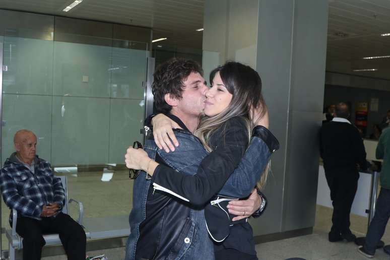 Cantor sertanejo Hudson beija a mulher, Thayra Machado, no Aeroporto Internacional de São Paulo, nesta quinta-feira (30) 