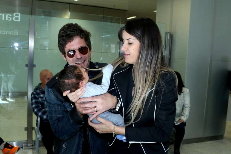 Cantor sertanejo Hudson, a mulher, Thayra Machado, e o filho Davi, no Aeroporto Internacional de São Paulo, nesta quinta-feira (30)  