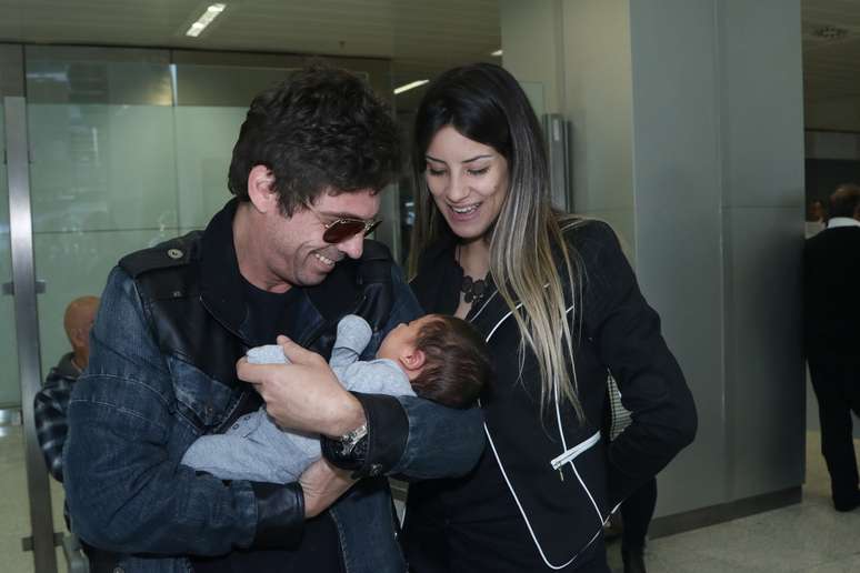 Cantor sertanejo Hudson, a mulher, Thayra Machado, e o filho Davi, no Aeroporto Internacional de São Paulo, nesta quinta-feira (30) 