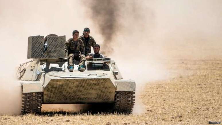 Milícias curdas que combatem o 'EI' na Síria dizem ter sido alvo de bombardeios por parte do governo turco