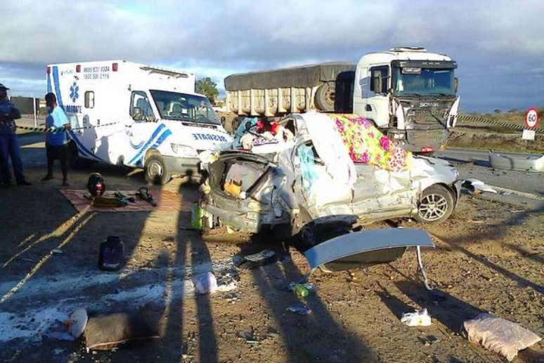 Colisões entre carro de passeio e carretas deixaram duas vítimas