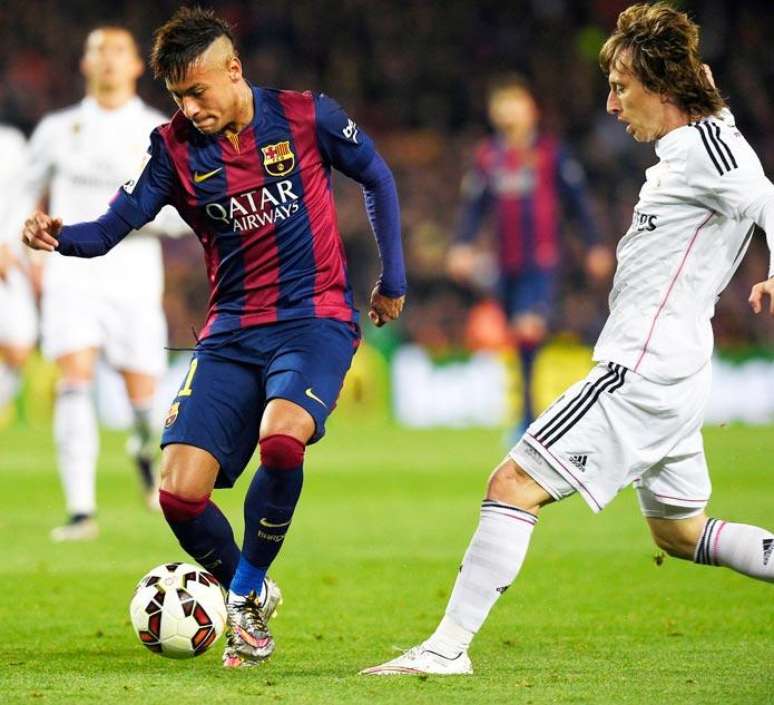 Veja as imagens do clássico entre Barcelona e Real Madrid Rivais se enfrentaram neste domingo no Camp Nou