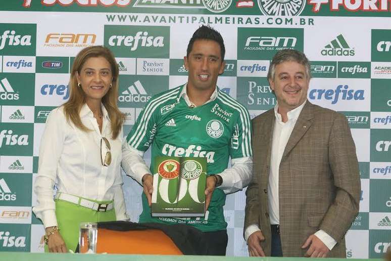 Barrios foi apresentado pelo Palmeiras ao lado de Lelia Pereira e Paulo Nobre
