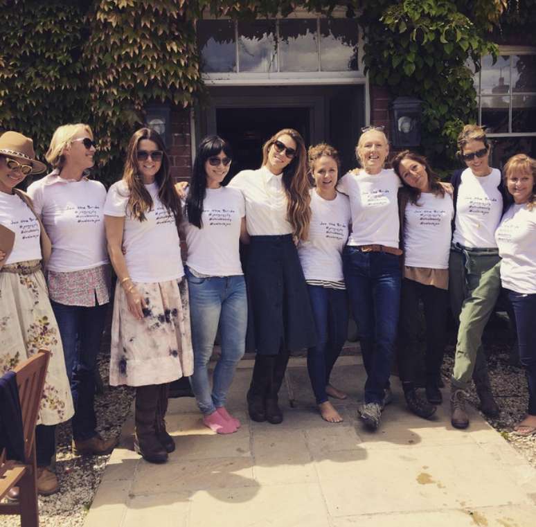 Despedida de solteira! Noiva e amigas usam camisetas iguais em dia de pub na Inglaterra