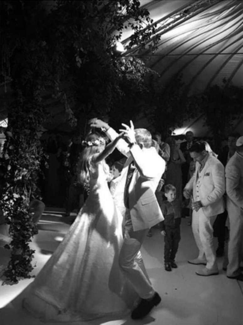 A modelo e colunista da Vogue inglesa Laura Bailey postou foto da dança dos noivos