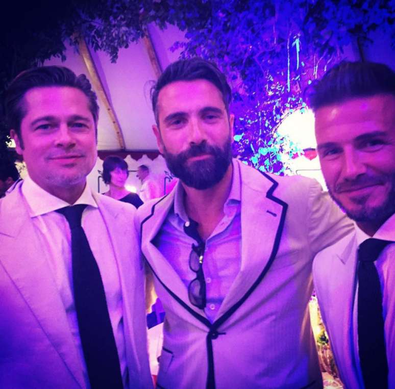 Os atores Brad Pitt e Luca Calvani posam com David Beckham durante a festa