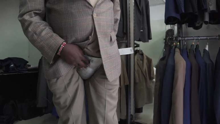 Para evitar que mulheres cortem pênis de homens, o empresário Barrack Oswere decidiu criar uma nova peça para o guarda-roupa dos beberrões: as cuecas de aço. 
