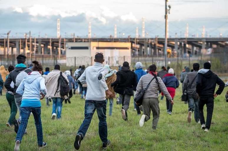 Imigrantes tentam atravessar a fronteira de forma ilegal pelo Eurotúnel