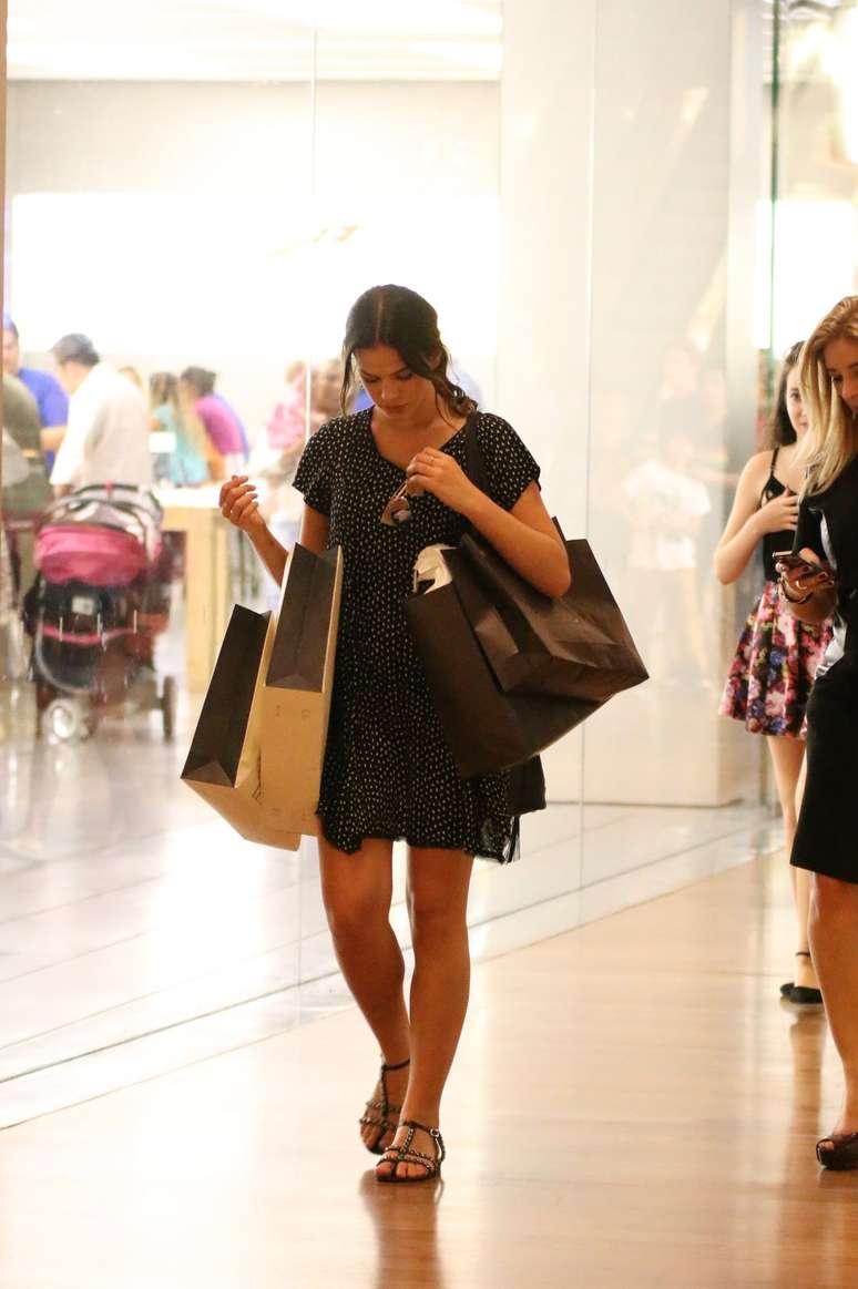 Bruna Marquezine faz compras em shopping do Rio de Janeiro e tira foto com crianças