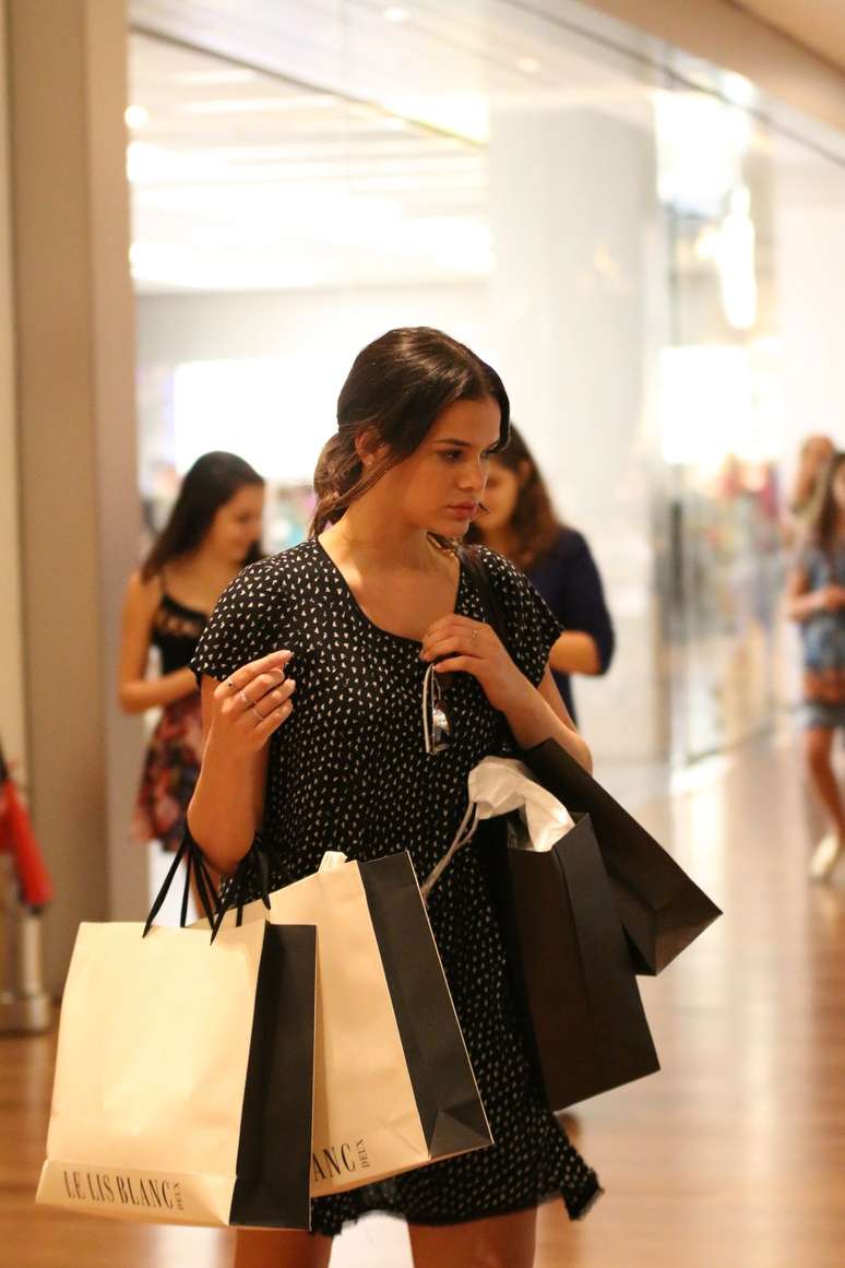 Bruna Marquezine faz compras em shopping do Rio de Janeiro 
