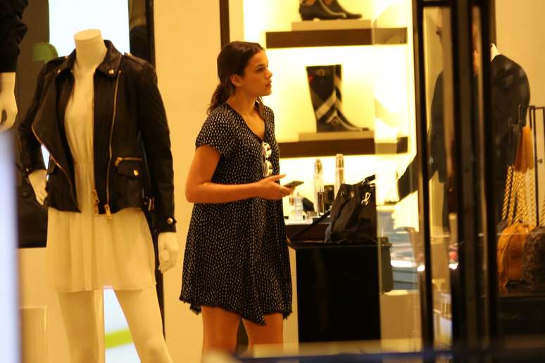 Bruna Marquezine faz compras em shopping do Rio de Janeiro 