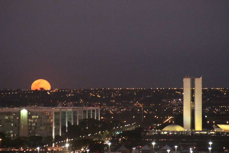 Fenômeno visto pela última vez em agosto de 2012, a "Lua Azul" vista em Brasília