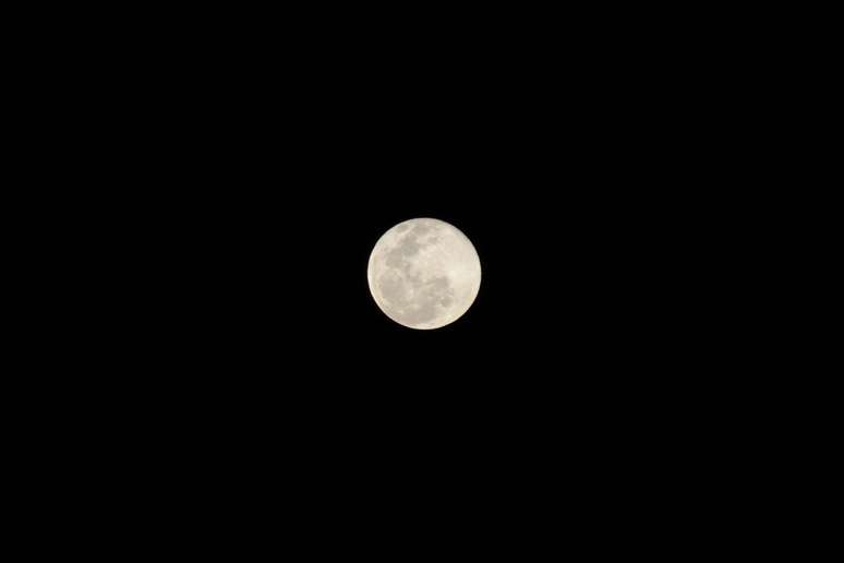 Fenômeno visto pela última vez em agosto de 2012, a "Lua Azul" vista na cidade do Rio de Janeiro