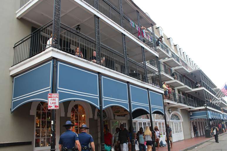 Os casarões coloniais com varandas dominam a arquitetura na área central de New Orleans