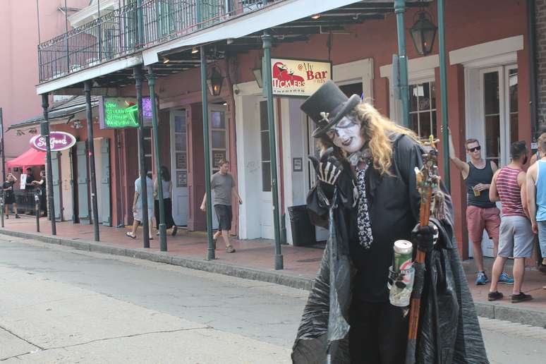 New Orleans é uma das raras cidades nos Estados Unidos em que é liberado consumir bebida alcoólica na rua