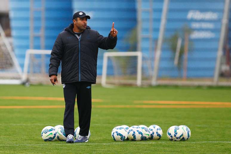 Roger Machado comanda treino no Grêmio. Atividades chamam a atenção pela intensidade e particularidades