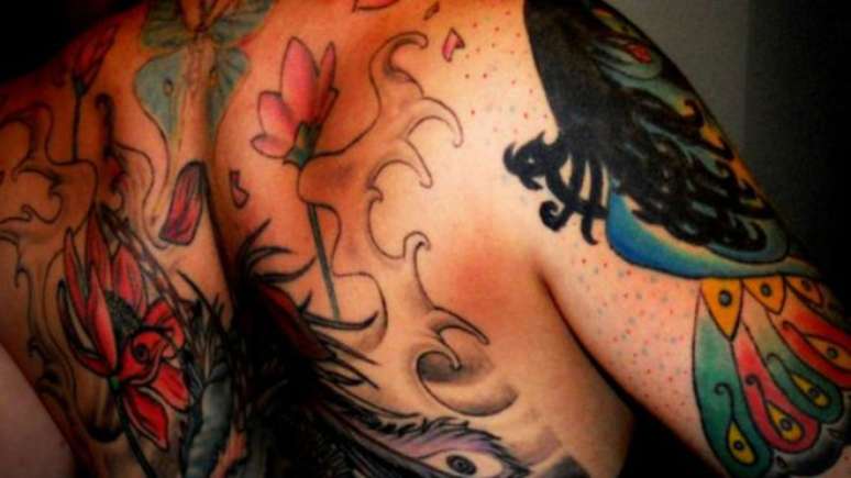 A tatuadora Flavia Carvalho cobre cicatrizes de mulheres vítimas de violência sem cobrar delas