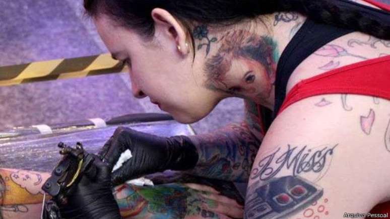 A tatuadora Flavia Carvalho cobre cicatrizes de mulheres vítimas de violência sem cobrar delas