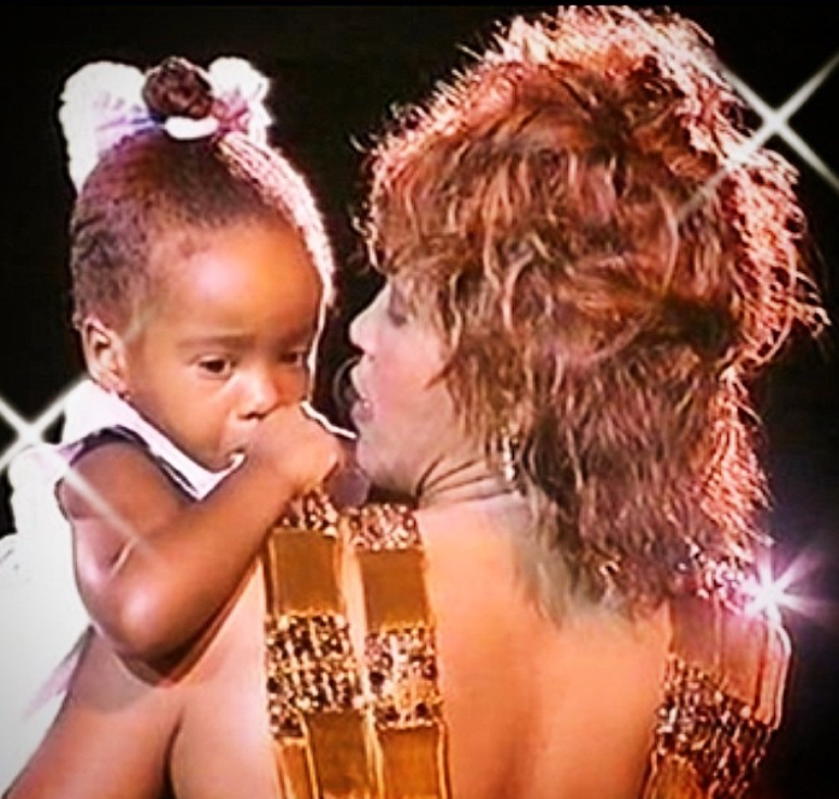 Bobbi Kristina Brown no colo da mãe, a cantora Whitney Houston