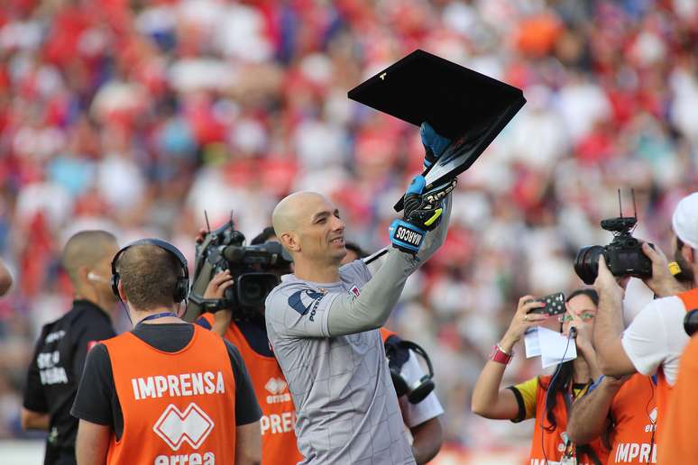 Goleiro do Paraná recebeu placa antes da partida pelo Campeonato Brasileiro