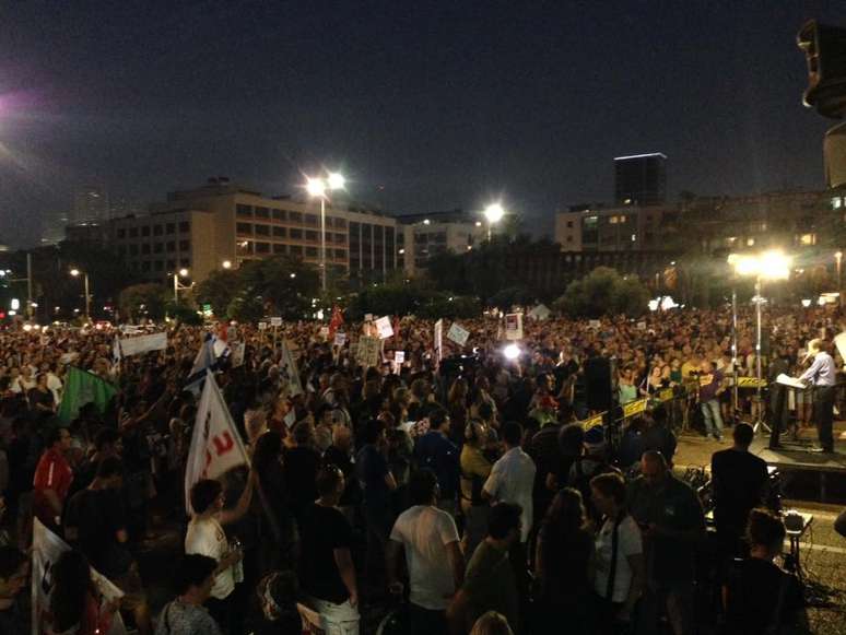 Cerca de 3 mil pessoas se concentraram na Praça Rabin, em Tel Aviv