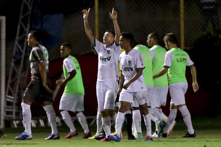 Marcelo Toscano comemora o primeiro gol da partida