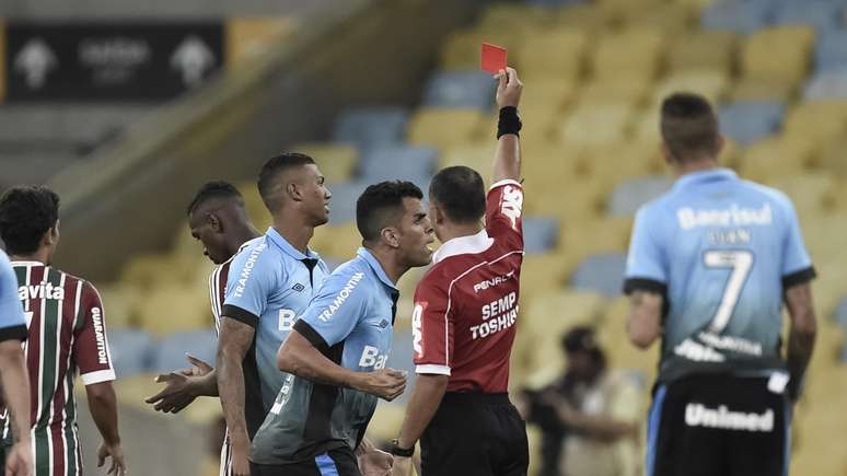 Wallace foi expulso no come&ccedil;o do segundo tempo