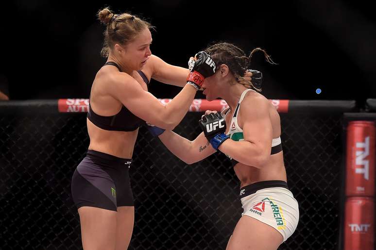 Ronda Rousey e Bethe Correia trocam golpes no UFC 190