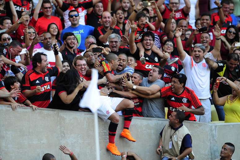 Emerson fez o segundo do Flamengo, comemorou com a galera e levou cartão amarelo por isso