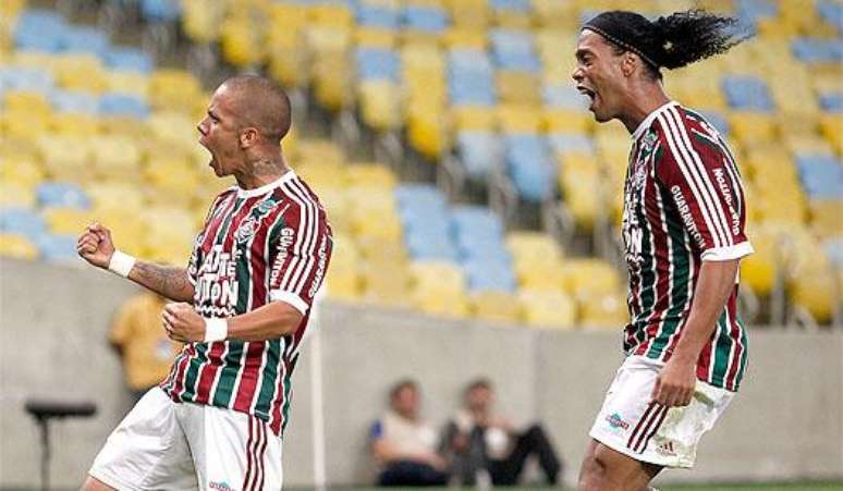 Marcos Junior e Ronaldinho comemoram gol da vitória