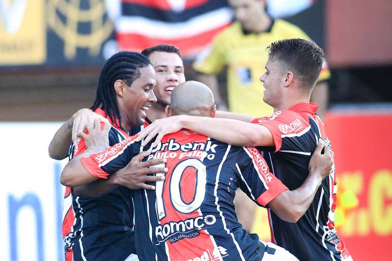 Joinville festeja primeiro gol na vitória contra o Avaí