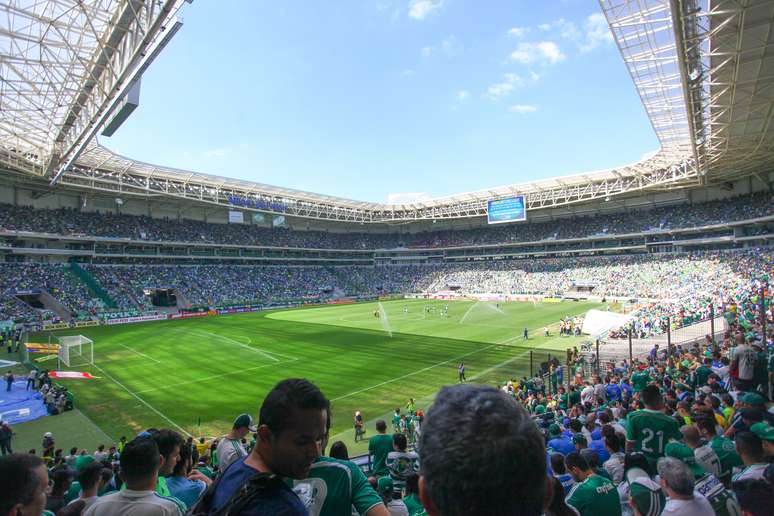 Palmeiras lota estádio às 11h, mas sofre para vencer no Brasileiro