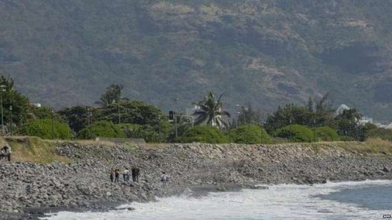 Moradores da ilha de Reunião estão vasculhando as praias em busca de mais destroços