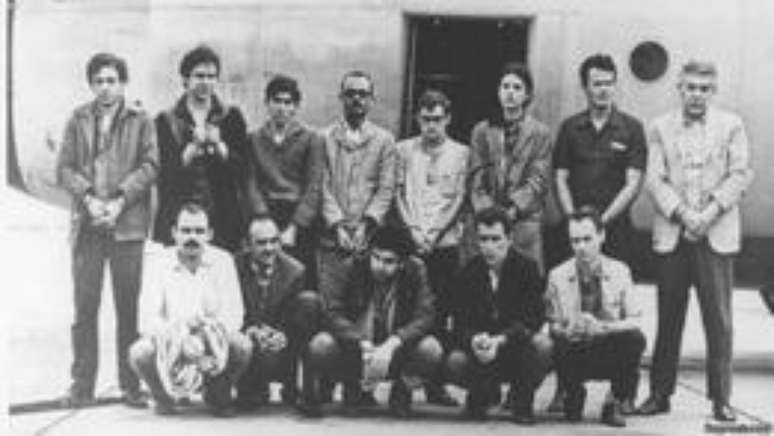 José Dirceu (o segundo em pé, da esquerda para a direita), junto com prisioneiros políticos libertados em troca do embaixador norte-americano em 1969. Vladimir Palmeira está no meio, sentado; sequestro de embaixador teve participação de Venceslau.
