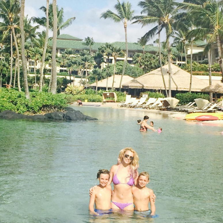 Britney Spears com os filhos, Jayden James e Sean Federline, em um resort