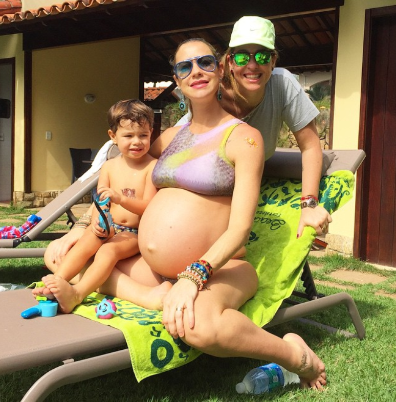 Luana Piovani com o filho Dom e o marido Pedro Scooby, durante churrasco em sua casa