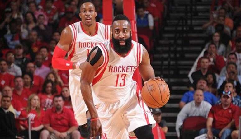 James Harden teve boa atuação contra o Dallas Mavericks