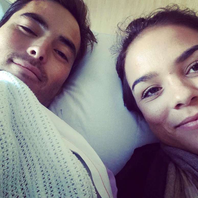 Mathew Lee em foto com a sua namorada durante recuperação: longa batalha pela frente