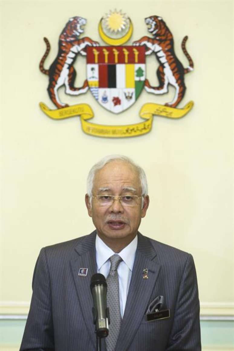  Najib Razak nega a acusação de ter recebido dinheiro público de forma irregular