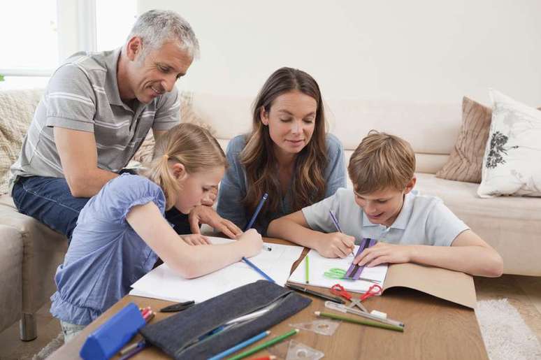 A criação de uma disciplina de estudos pelos pais durante todo o ano pode ajudar na readaptação das crianças depois das férias