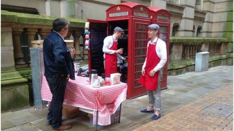 Britânico abre café em cabine telefônica fora de uso