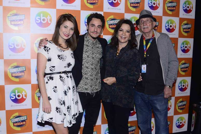 Elenco da novela &#034;Cúmplices de um Resgate&#034;, do SBT, posa ao lado de Iris Abravanel e Reynaldo Boury