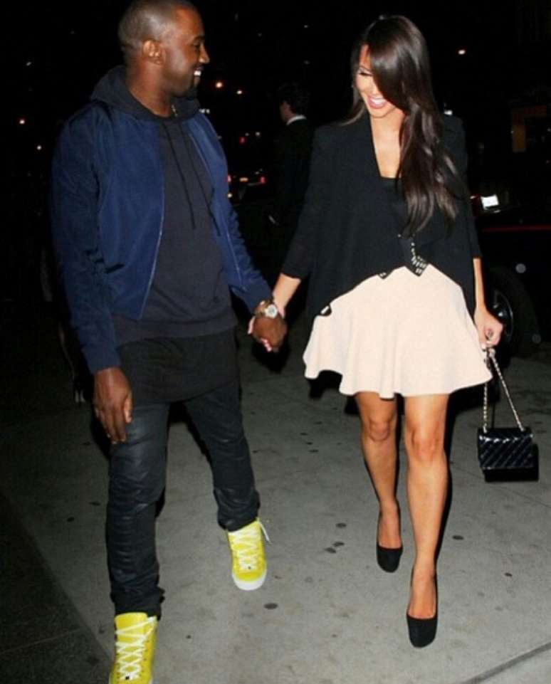 Kanye West, ao lado da mulher Kim Kardashian, acrescenta moletom e jaqueta à camiseta comprida: “Rappers exibem peças folgadas e compridas sem medo de perder a masculinidade”, diz João Pimenta