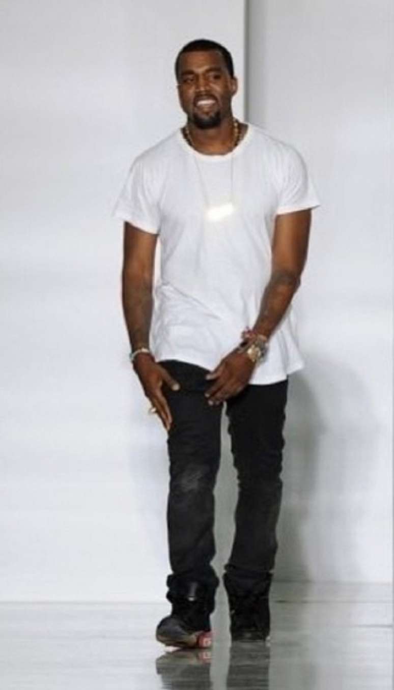 Além de comprida, a camiseta de Kanye West tem a barra mais larguinha: “Homem tem vontade de usar peças menos grudadas no corpo”, acrescenta o estilista brasileiro